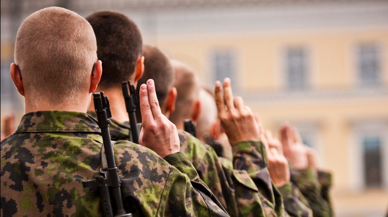 Varusmiehiä valatilaisuudessa.