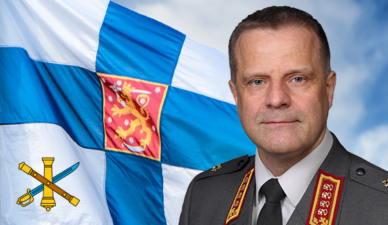 Kenraali Janne Jaakkolan potrettikuva, taustalla liehuva Suomen lippu.